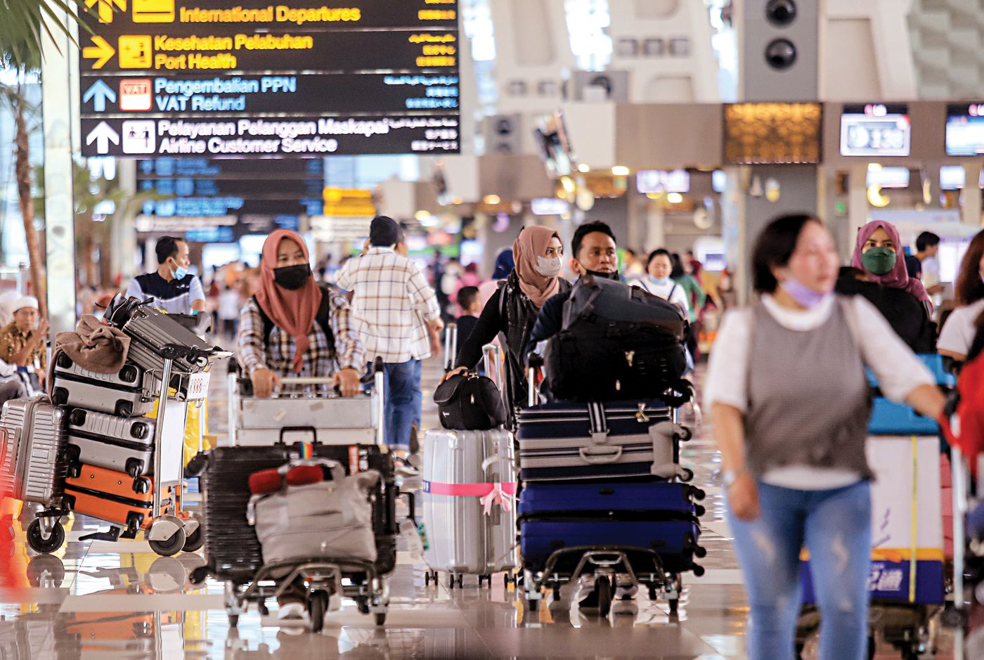Sejumlah penumpang memadati area keberangkatan Terminal 3 Bandara Soekarno-Hatta, Tangerang. (HANUNG HAMBARA/JAWA POS)