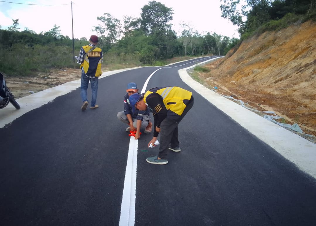 BANGUN JALAN: Jalan di Kecamatan Boyan Tanjung ini dibangun menggunakan dana Inpres tahun 2024.