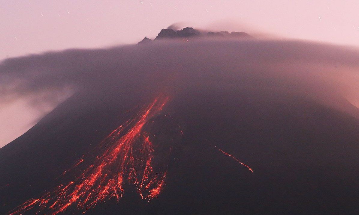 Guguran lava pijar Gunung Merapi terlihat dari pos pantau Tunggularum, Wonokerto, Turi, Sleman, Rabu malam (24/5/2023)