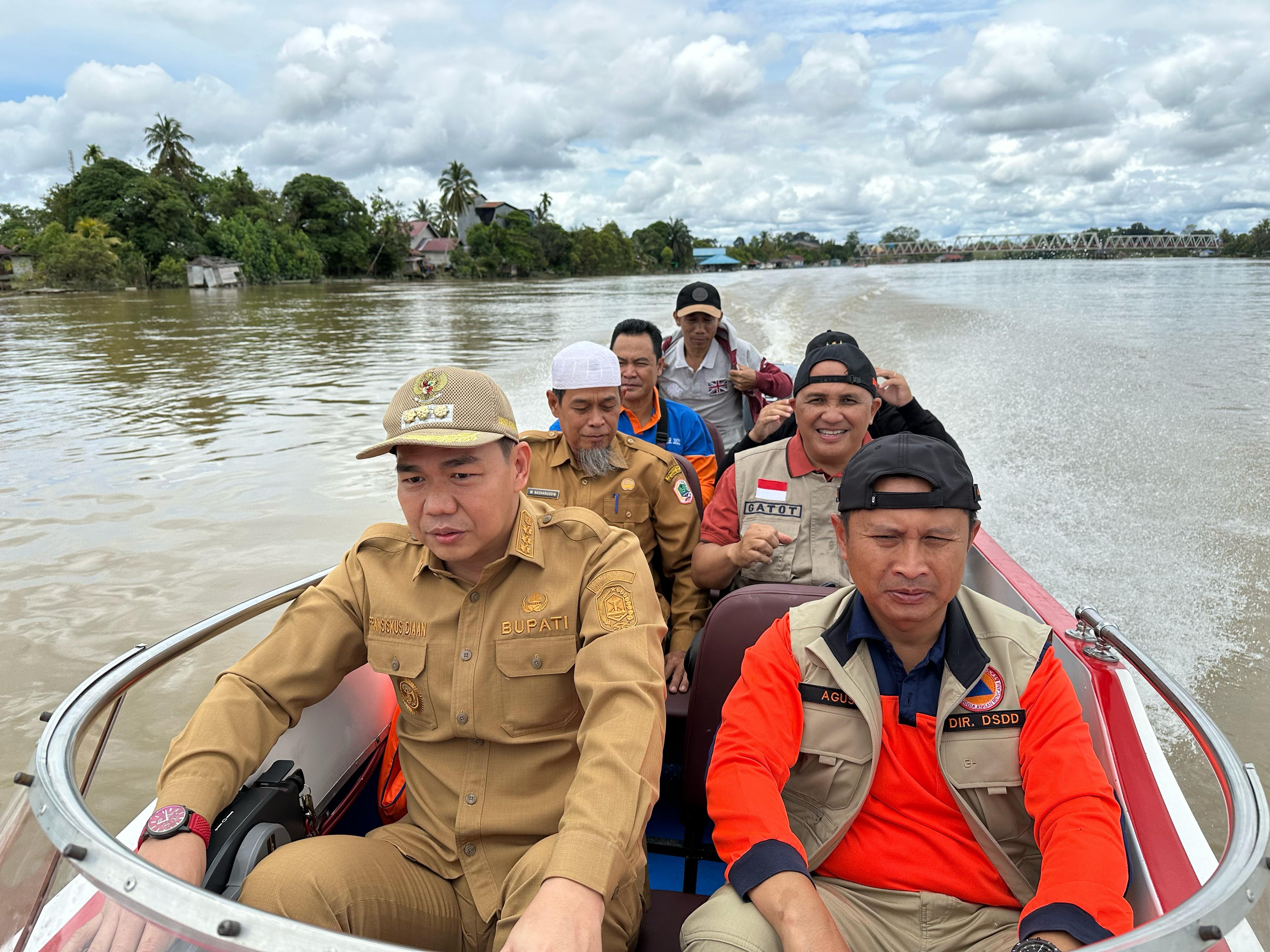TINJAU BANJIR: Bupati Kapuas Hulu Fransiskus Diaan saat meninjau banjir di Kecamatan Embaloh Hilir, belum lama ini.