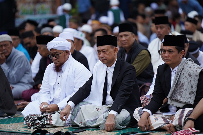 LAPANGAN: Wali Kota dan Wakil Wali Kota Pontianak melaksanakan salat id di lapangan Jalan Rahadi Usman.