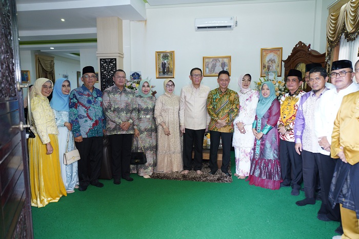 SUTARMIDJI - Rombongan jajaran pejabat Pemerintah Kota Pontianak bersilaturahmi ke kediaman mantan Gubernur Kalbar Sutarmidji.