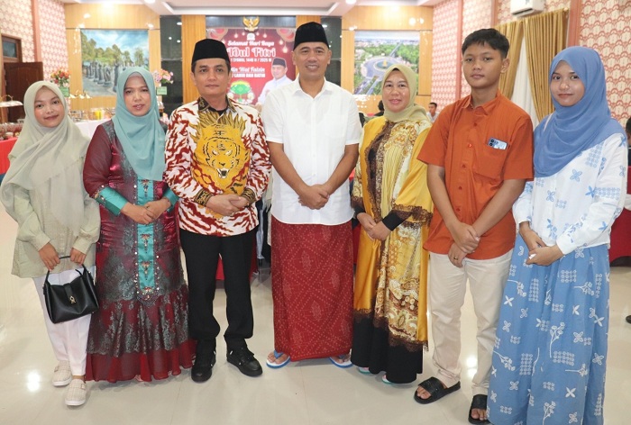 Wakil Wali Kota Pontianak Bahasan bersama keluarga berfoto bersama saat berkunjung di acara gelar griya ketua DPRD Kota Pontianak Satarudin.