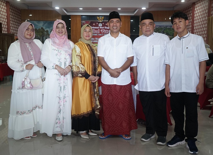 Sejumlah kepala dinas di lingkungan Kota Pontianak berfoto bersama Ketua DPRD Kota Pontianak Satarudin saat hadir di acara gelar griya.