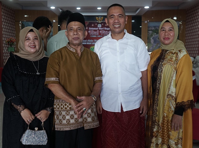 Sejumlah kepala dinas di lingkungan Kota Pontianak berfoto bersama Ketua DPRD Kota Pontianak Satarudin saat hadir di acara gelar griya.