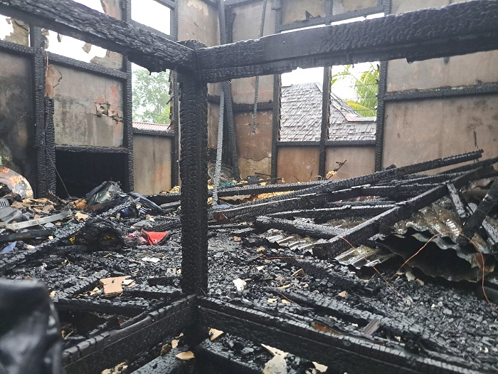 USAI TERBAKAR: Kondisi rumah warga di Dusun Martalaya, Desa Raja, usai dilahap api, minggu sore.