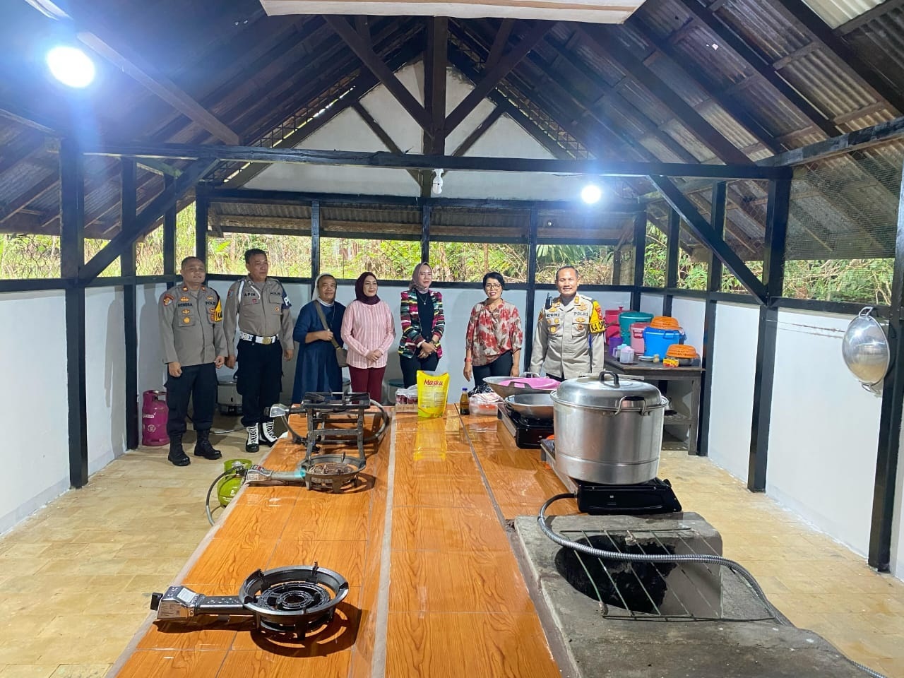DAPUR MBG: Kapolres Landak AKBP Siswo Dwi Nugroho saat meninjau kesiapan dapur program makan bergizi gratis di Kecamatan Menjalin.