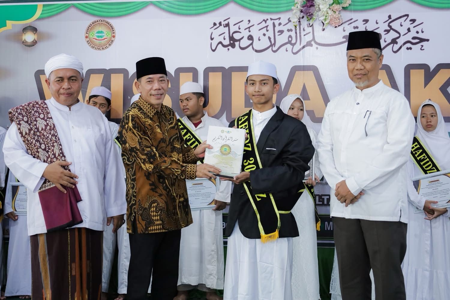 HADIRI WISUDA: Wabup Ketapang, Jamhuri Amir, menghadiri wisuda akbar Tahfidzul Quran 30 juz di Pondok Pesantren Hidayahturrahman, Minggu (6/4).