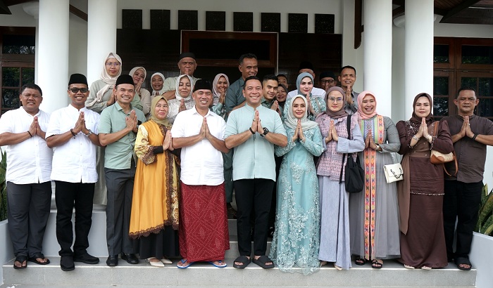 Kapolresta Pontianak Adhe Hariadi bersama keluarga dan jajarannya  berfoto bersama usai menghadiri gelar griya Ketua DPRD Kota Pontianak.
