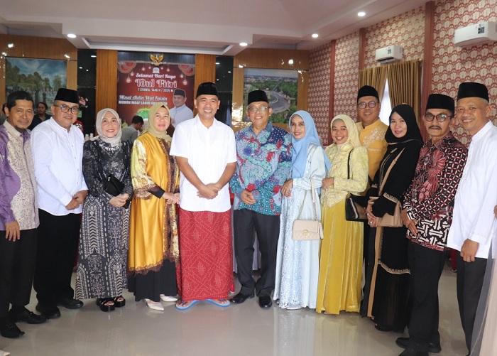 Sekretaris Daerah Kota Pontianak Amirullah dan tamu undangan berfoto bersama saat hadir di gelar griya Ketua DPRD Kota Pontianak Satarudin.
