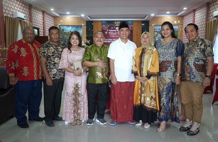 Yakobus Kumis bersama keluarga berfoto bersama Ketua DPRD Kota Pontianak Satarudin di gelar griya.