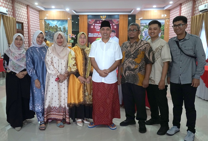 Humas DPRD Kota Pontianak diabadikan bersama Ketua DPRD Kota Pontianak Satarudin.