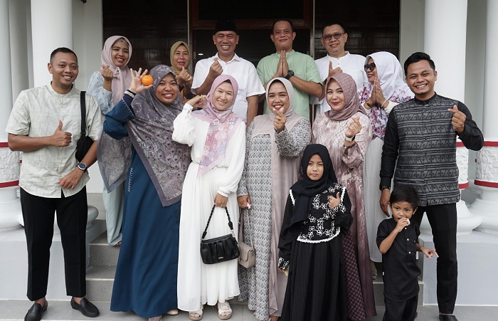 Tamu undangan berfoto usai hadir di acara gelar griya Ketua DPRD Kota Pontianak, Satarudin.