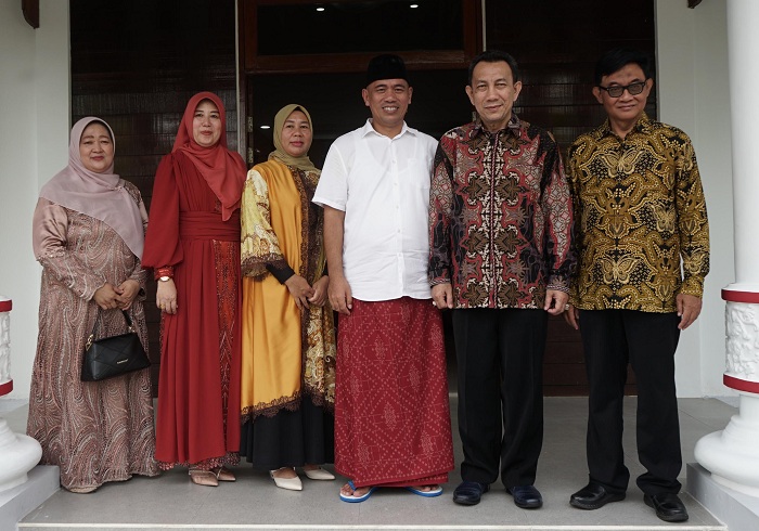 Sejumlah kepala dinas di lingkungan Kota Pontianak berfoto bersama Ketua DPRD Kota Pontianak Satarudin saat hadir di acara gelar griya.