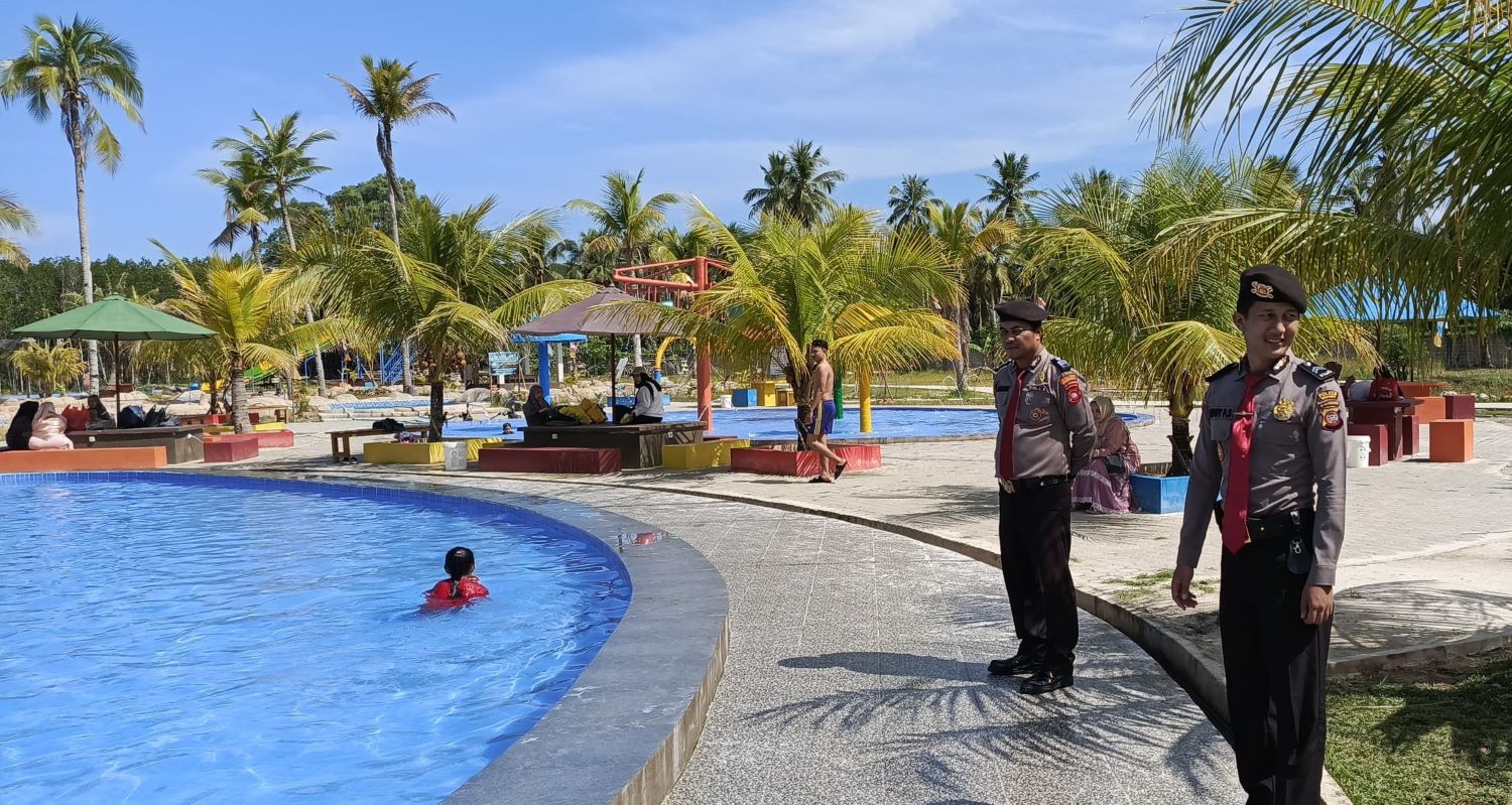 LOKASI: Petugas berpatroli di lokasi wisata kolam renang di Mempawah.