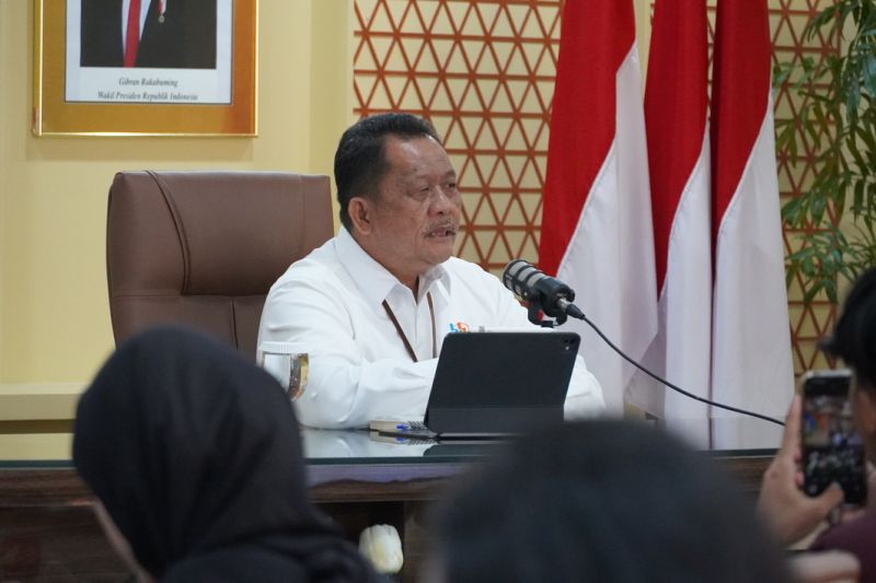 Deputi Bidang Statistik Produksi BPS M Habibullah menghadiri konferensi pers Rilis Berita Resmi Statistik, di Jakarta, Selasa (8/4/2025).