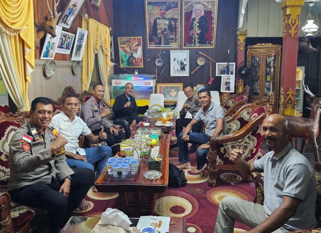 DISKUSI : Kabag Ops Polres Sanggau saat menyambangi Raja Sanggau sembari berdiskusi terkait maraknya aksi premanisme ormas.