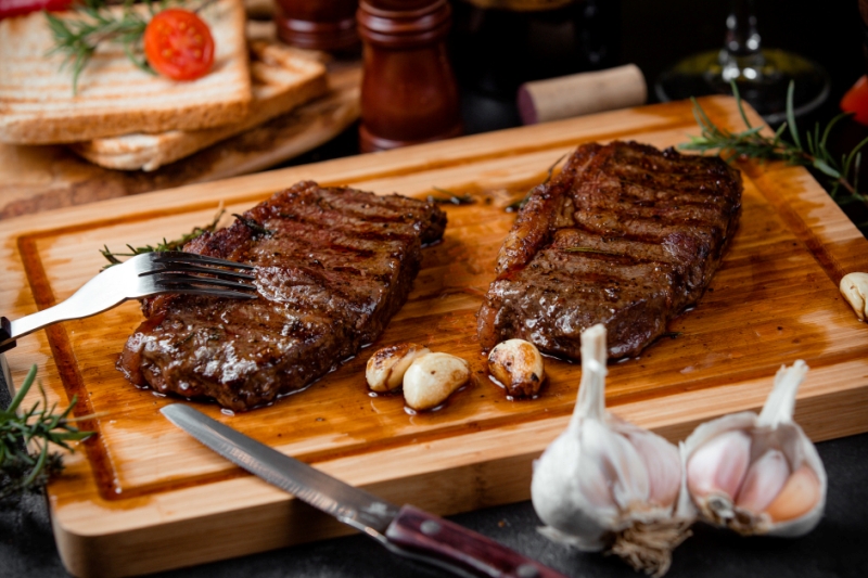 Ilustrasi steak daging sapi berkualitas.