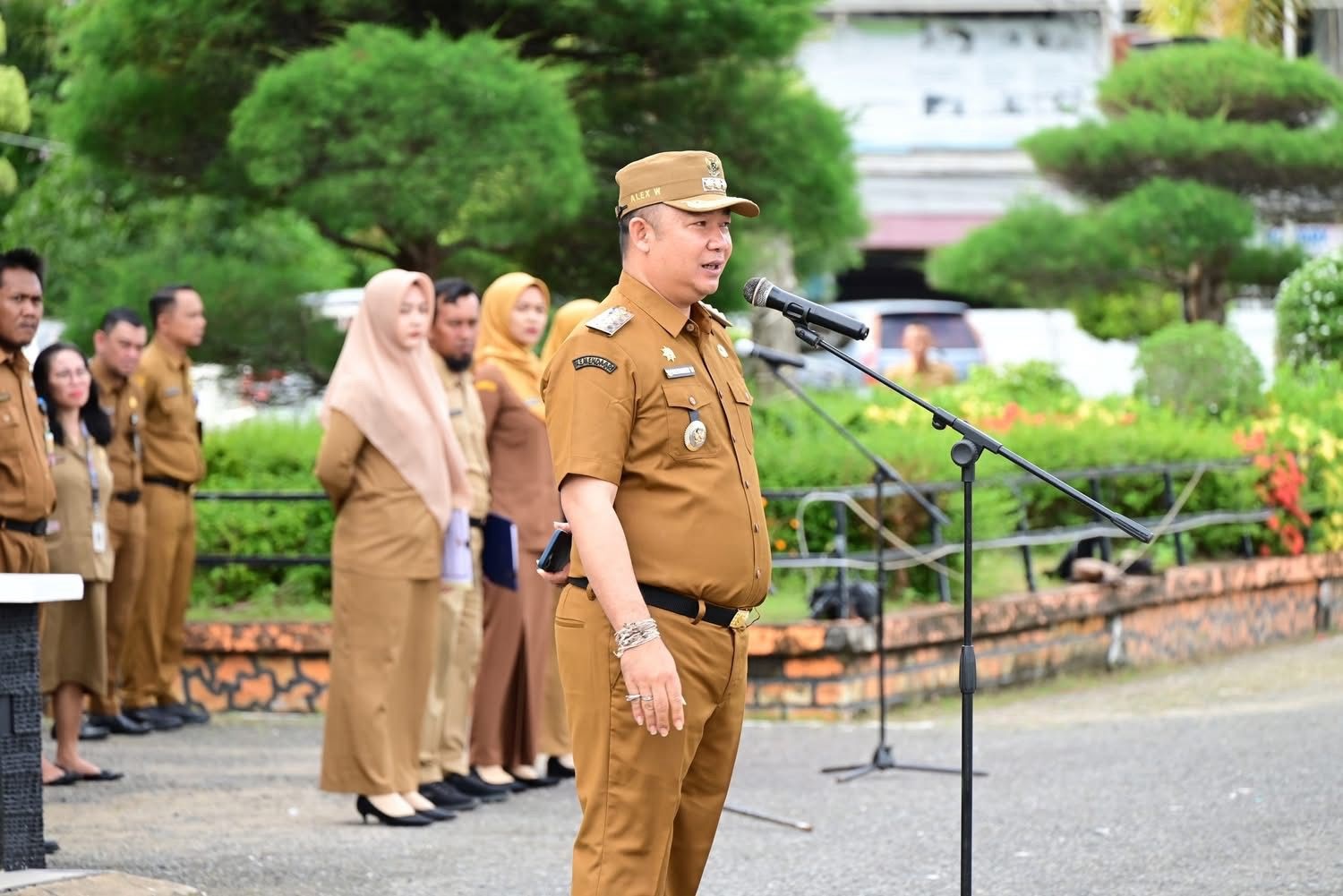 ARAHAN: Bupati Ketapang, Alexander Wilyo, memberikan arahan saat memimpin apel gabungan, Senin (8/4) pagi.
