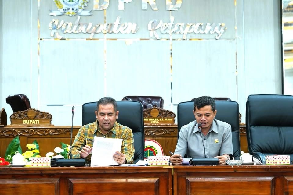 BAHAS: Ketua Pansus II, Fathol Bari, memimpin rapat Pansus II, Selasa (8/4).