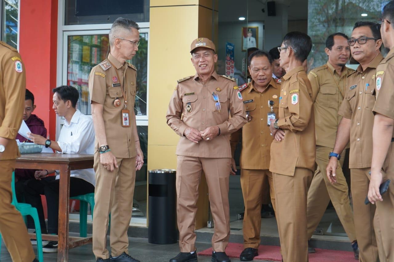 KUNJUNGI PELAYANAN: Wakil Bupati Sukardi saat meninjau langsung kehadiran ASN di hari pertama kerja usai liburan Idul Fitri.