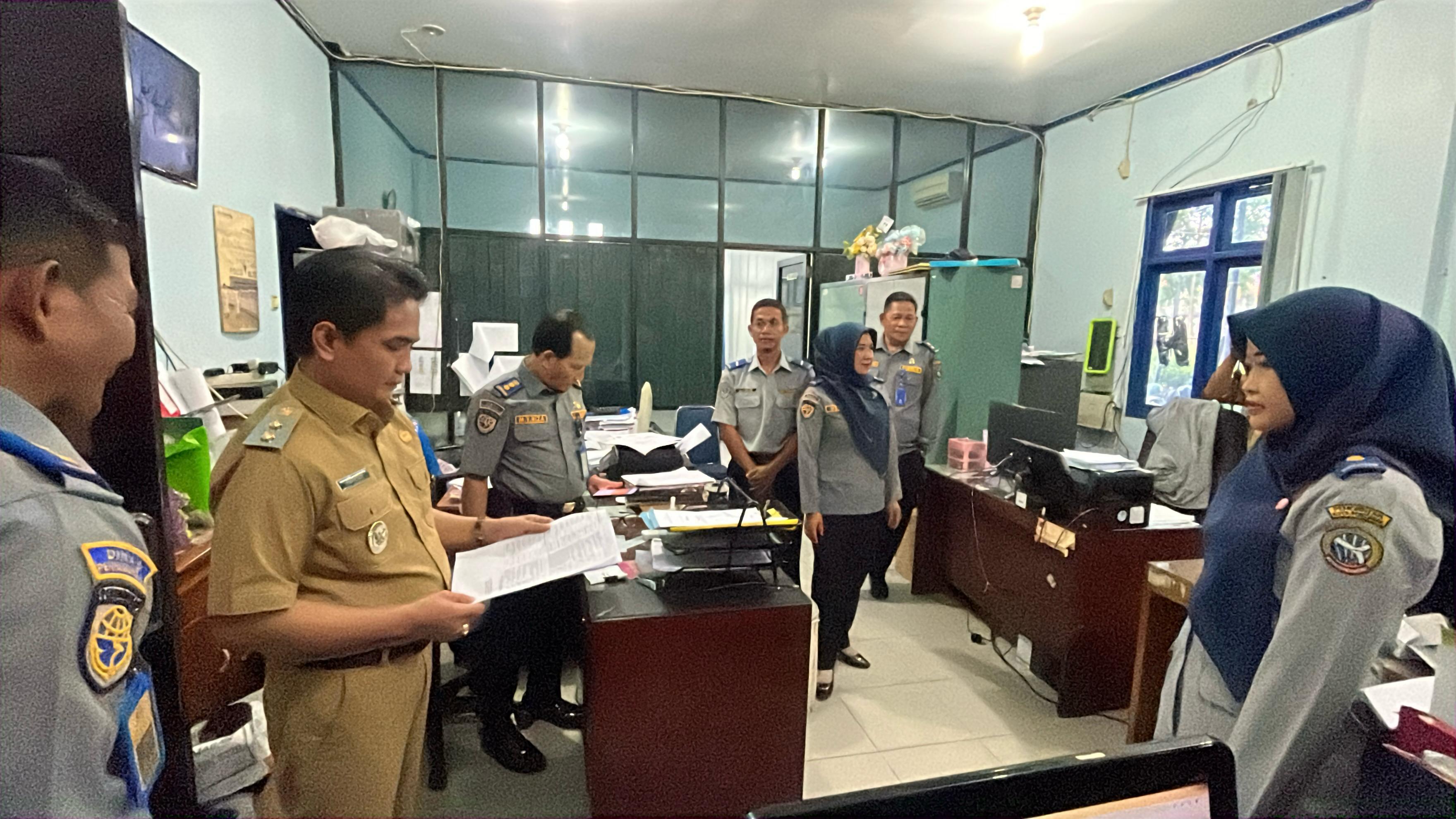 INSPEKSI: Wakil Wali Kota Pontianak Bahasan memimpin tim monitoring untuk melakukan inspeksi mendadak kehadiran ASN di sejumlah OPD lingkungan Pemkot Pontianak.