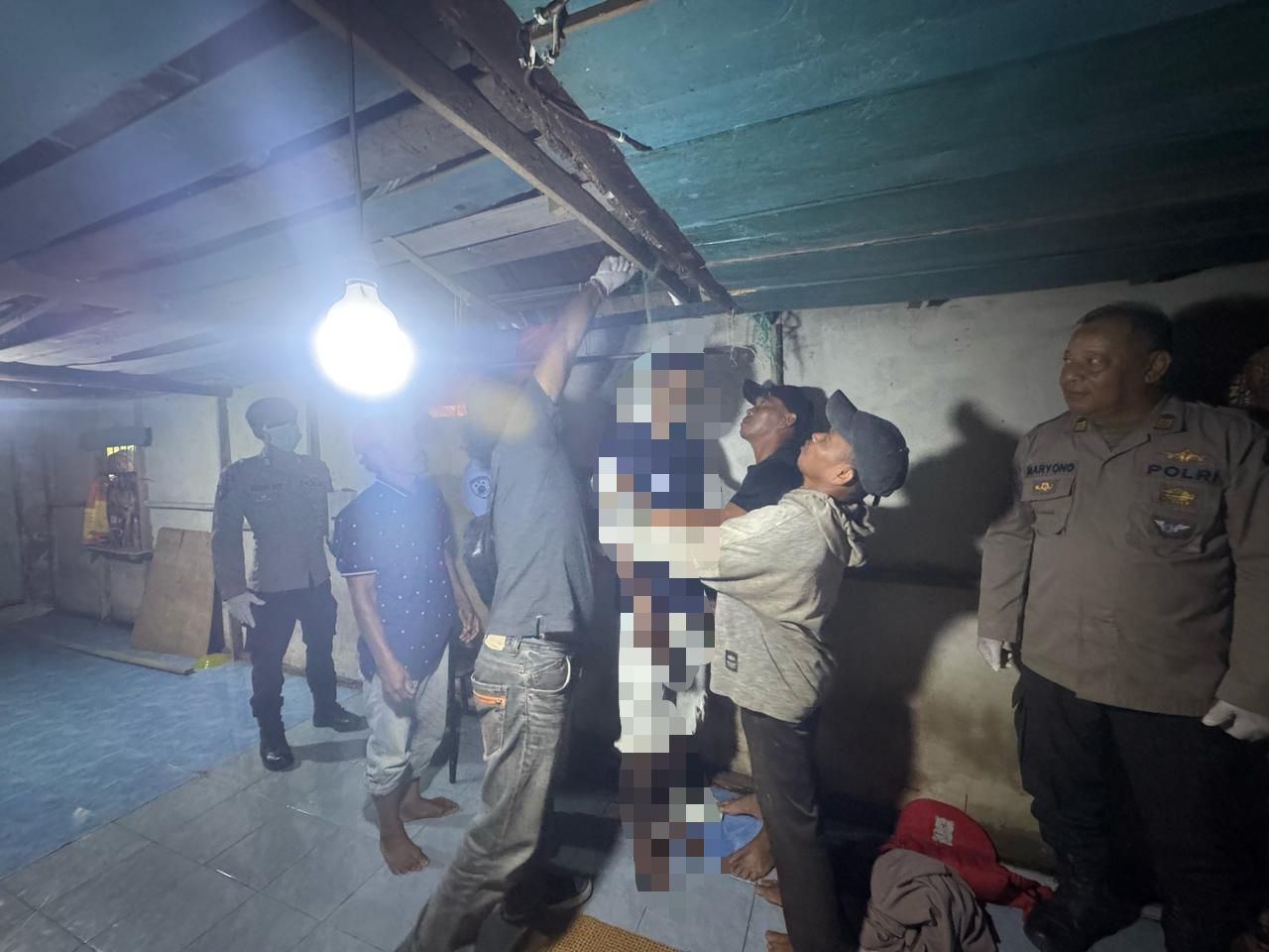 Polisi dan warga mengevakuasi jenazah pemuda yang diduga meninggal gantung diri di Sambas.