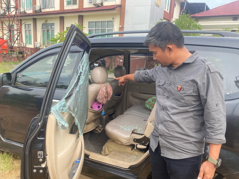 Polisi melakukan olah TKP terhadap mobil korban pecah kaca mobil di Sukadana.