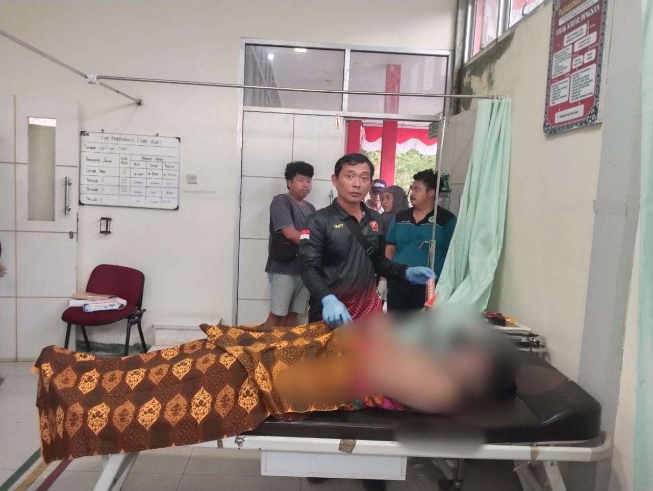 Polisi melakukan identifikasi terhadap jenazah korban tenggelam di Riam Ambawang, Kabupaten Landak pada Senin (7/4/2025).