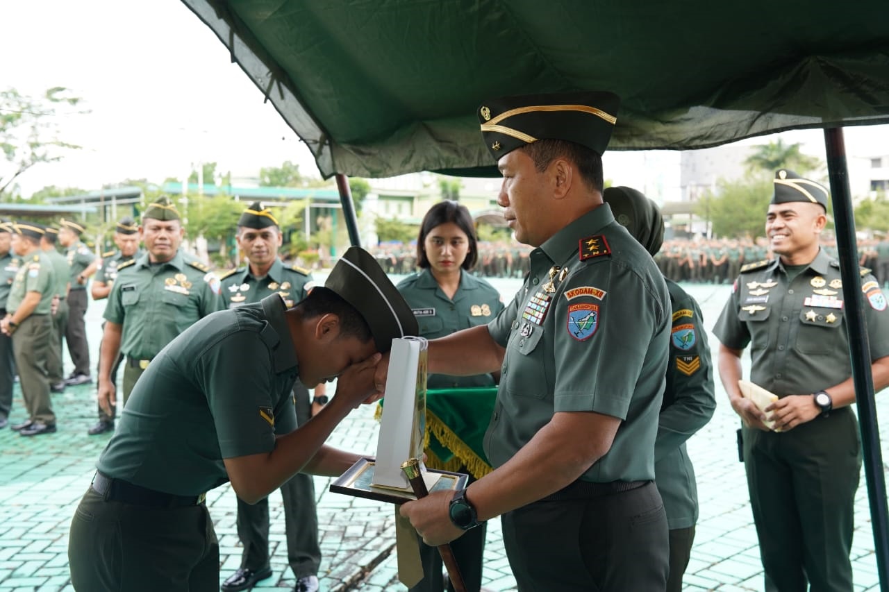 KEBERSAMAAN: Pangdam XII Tanjungpura, Mayjen TNI Jamallulael mengikuti halal bihalal degan suasana hangat dan penuh kebersamaan, Selasa (8/4) di lapangan Tidayu Makodam XII Tanjungpura.