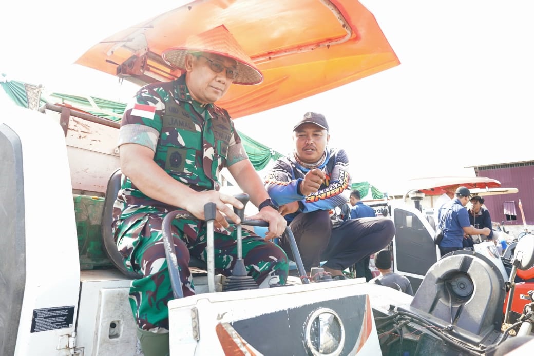 PANEN: Panglima Kodam XII/Tanjungpura, Mayjen TNI Jamalulael saat menghadiri kegiatan panen raya, Senin (7/4), di Dusun Lestari, Desa Mensere, Kecamatan Tebas.