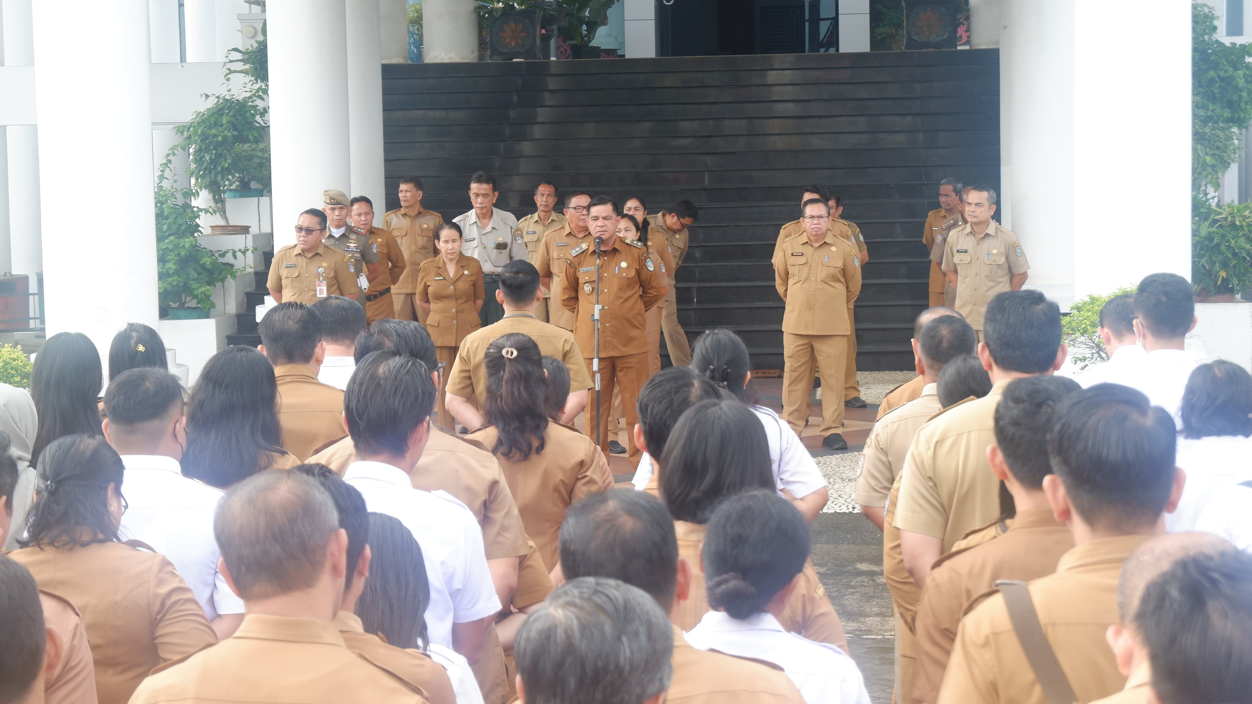APEL: Wakil Bupati Landak Erani saat memimpin apel pagi usai libur lebaran. Pada kesempatan itu, Erani juga memeriksa kehadiran ASN.