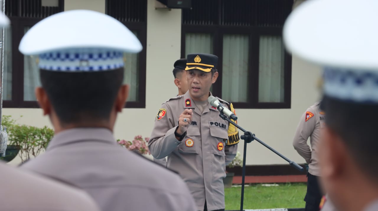 Waka Polres Sekadau, Kompol Asep saat memimpin apel perdana pasca lebaran di Mapolres Sekadau.