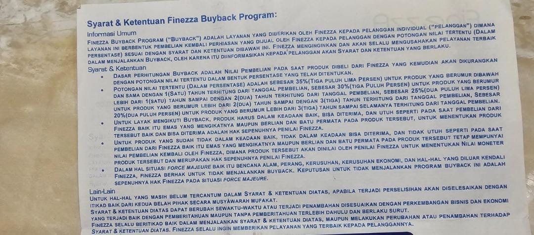 Steven, pengusaha Kalbar memperlihatkan nota atau bukti terkait program Buyback Finezza.