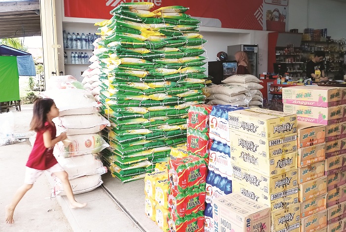 BERAS SPHP: Beras SPHP ukuran karung 5 kilogram dengan warna dominan hijau dan kuning masih banyak beredar di pasaran. Belum lama ini, pihak kepolisian mengamankan beras SPHP yang diduga oplosan.