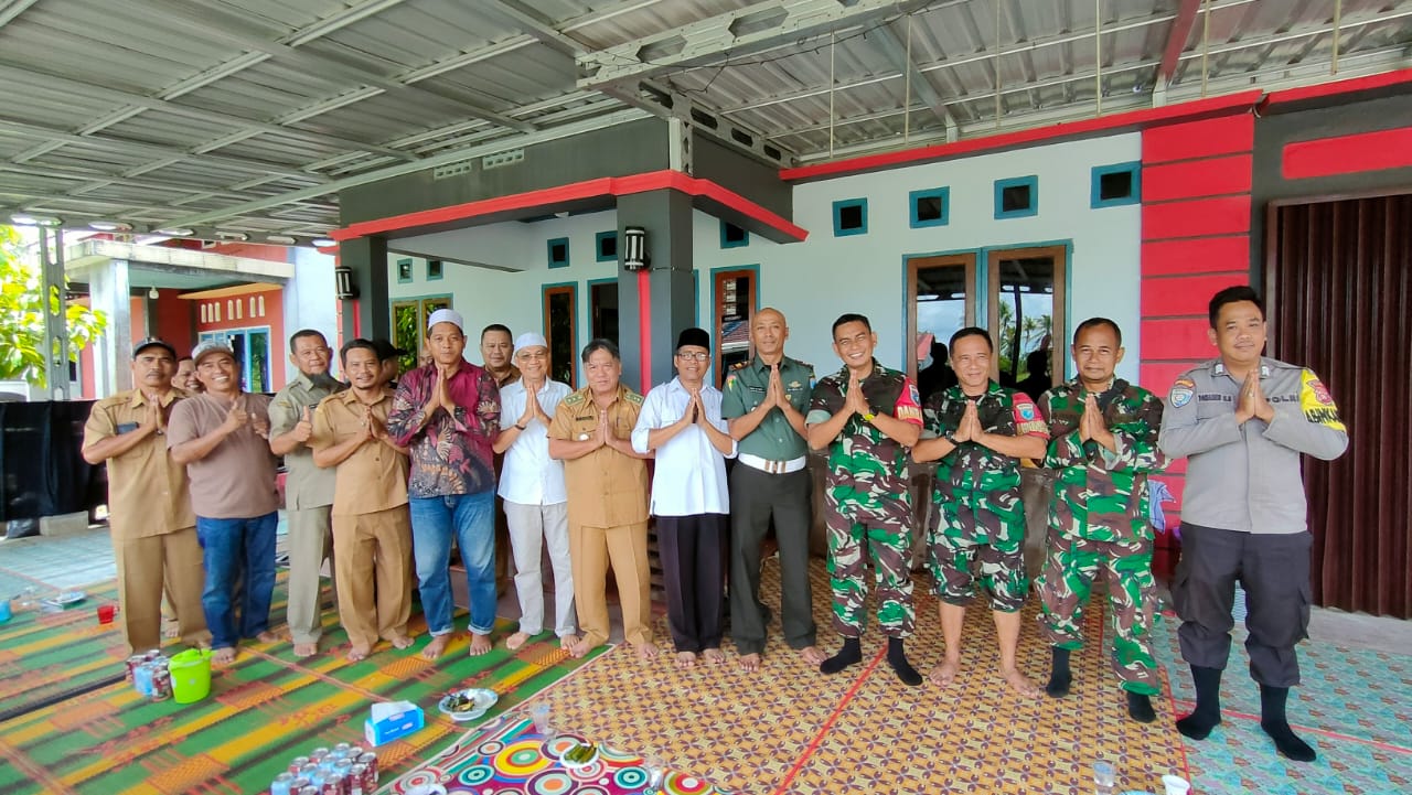 SILATURAHMI  : Tamu undangan berfoto bersama Lurah Sungai Pinyuh saat open house.