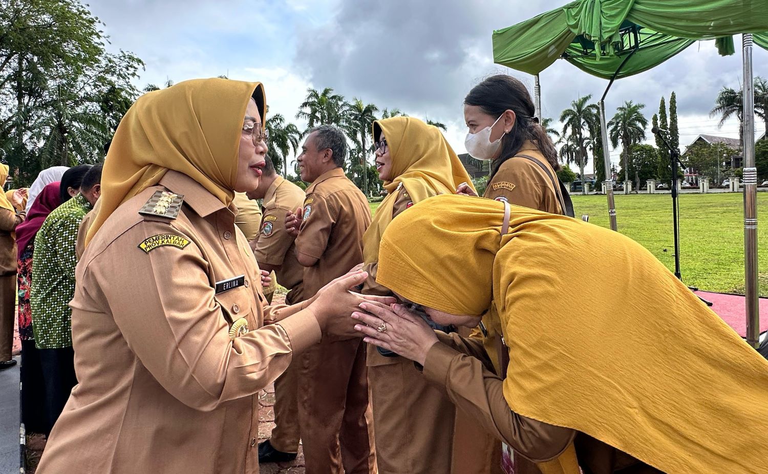 CUTI : Bupati Erlina bersalam-salaman dengan para ASN usai apel gabungan setelah cuti lebaran.