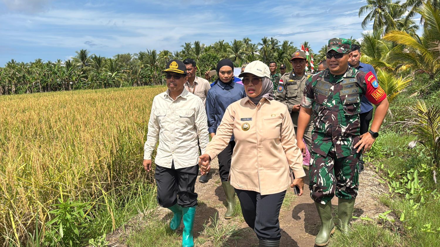 PANEN : Dandim bersama Bupati dan Sekda saat menuju ke lokasi panen raya di Sungai Keluang.