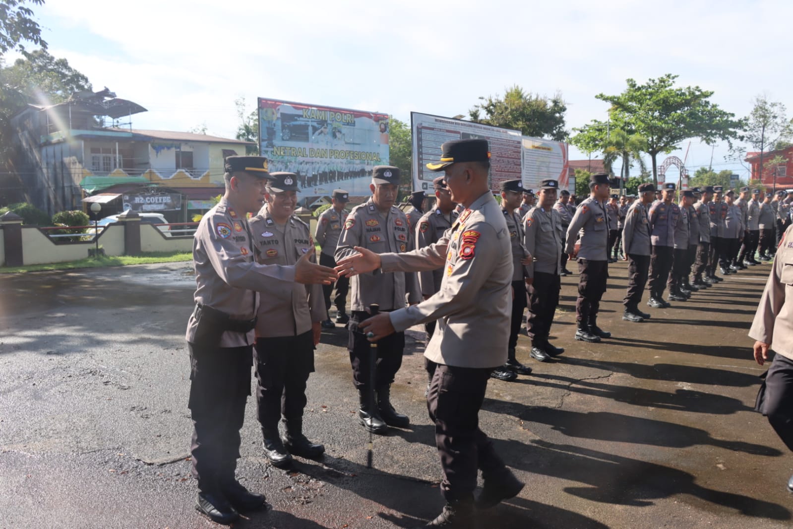 Suasana Halal Bihalal di Polres Melawi berlangsung di Lapangan Apel Bhayangkara Polres Melawi dipimpin oleh Kapolres Melawi AKBP Muhammad Syafii
