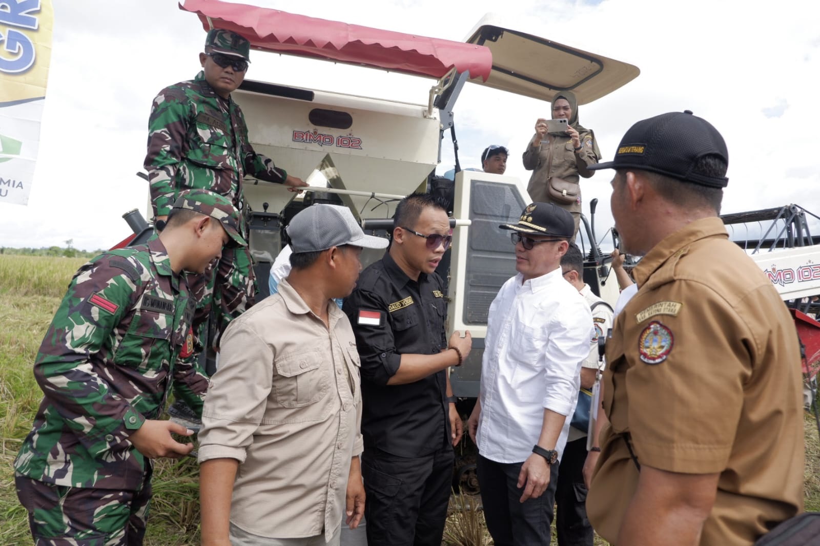 PANEN: Pemerintah Kabupaten Kayong Utara turut ambil bagian dalam kegiatan Panen Raya Padi Serentak.