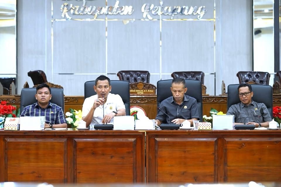 RAPAT KERJA: Ketua DPRD Ketapang, Achmad Sholeh, menyampaikan kritik terhadap eksekutif pada rapat paripurna, Rabu (8/4).
