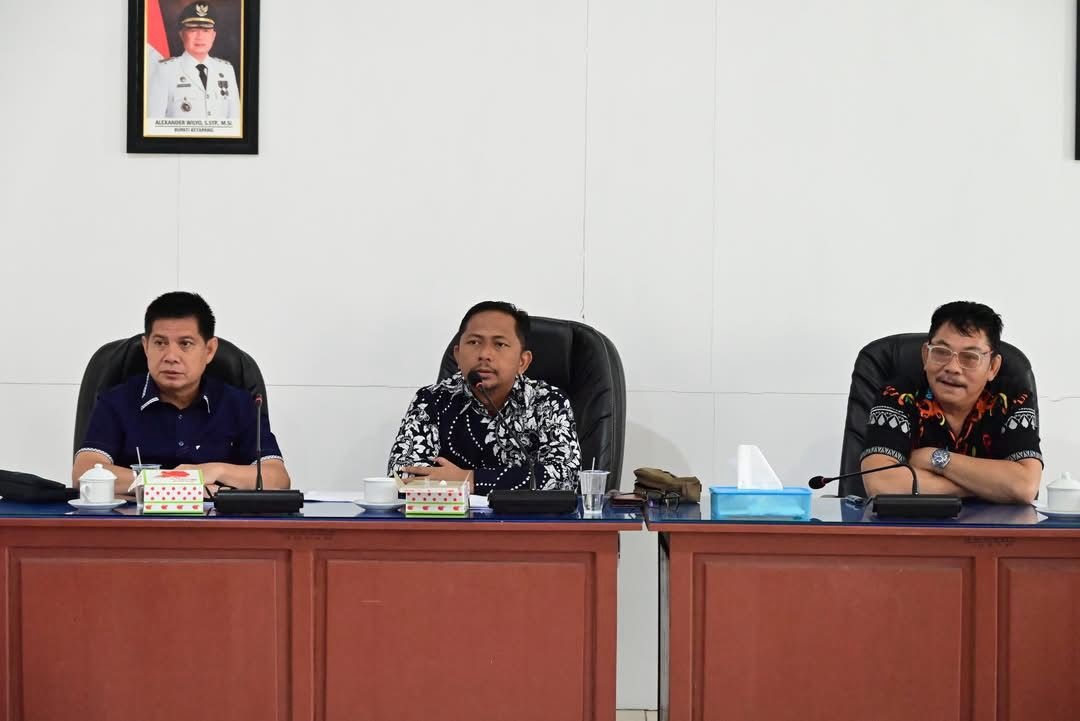 RAPAT PANSUS: Pansus III menggelar rapat internal membahas program kerja terkait RPPLH, Selasa (8/4).