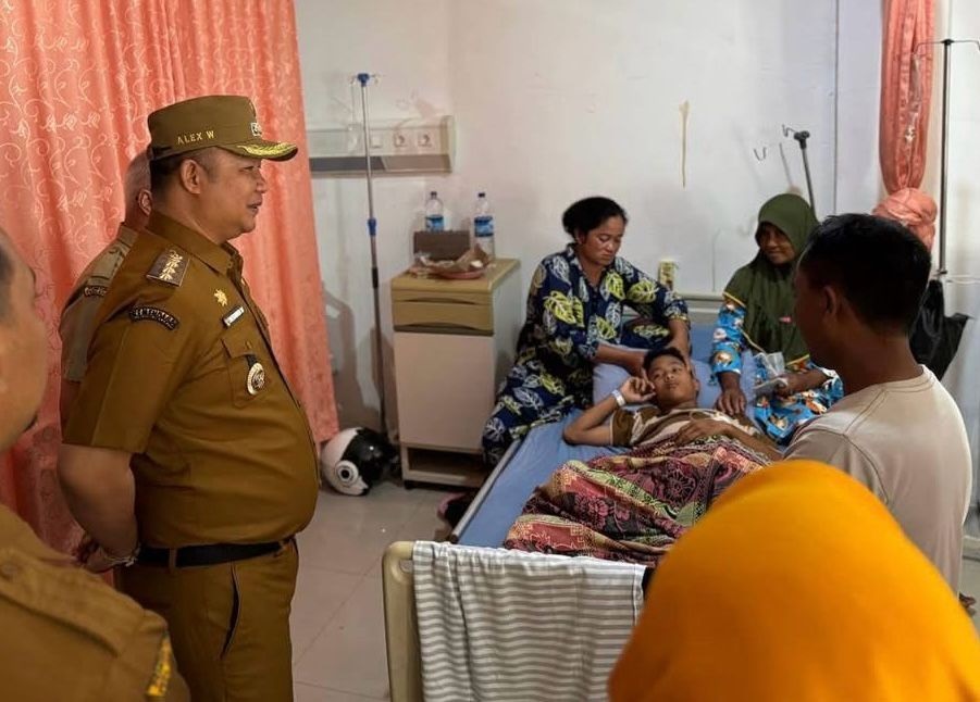 SIDAK: Bupati Ketapang, Alexander Wilyo meninjau pelayanan di RSUD dr Agoesdjam Ketapang, Selasa (8/4).