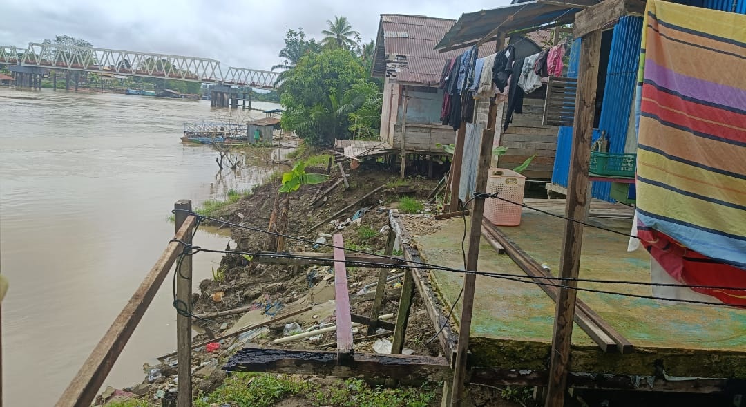 TERKIKIS ABRASI: Kondisi rumah warga di Kedamin Hilir ini terancam longsor akibat abrasi.