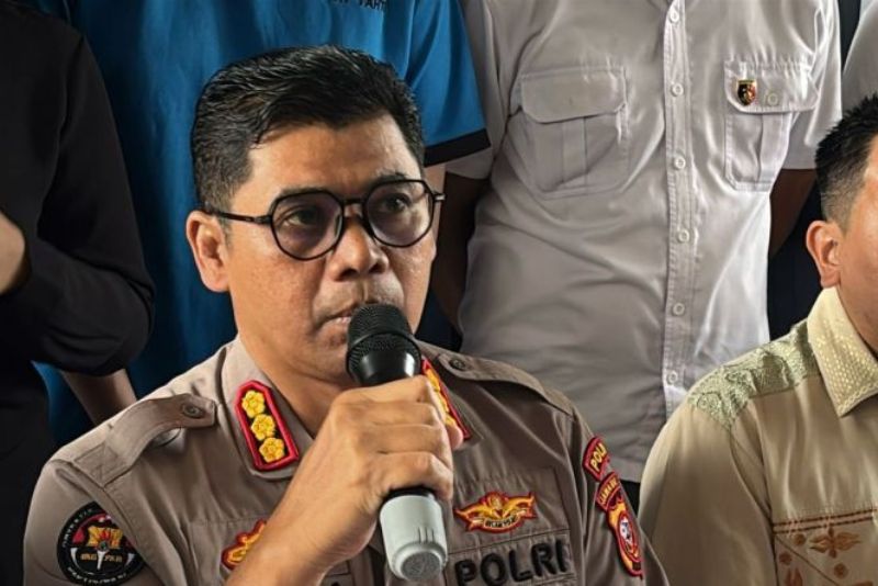 Kabid Humas Polda Jabar Kombes Polisi Hendra Rochmawan saat ungkap kasus pemerkosaan terhadap keluarga pasien di Kota Bandung, Jawa Barat, Rabu (9/4/2025).