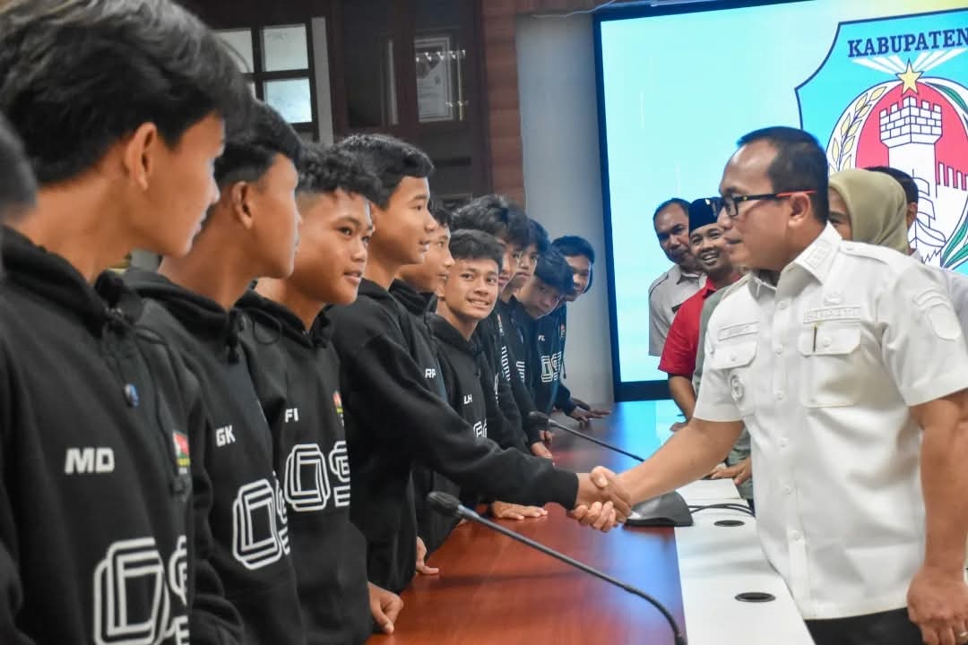BERANGKAT: Bupati Kubu Raya, Sujiwo didampingi Wabup Kubu Raya, Sukiryanto melepas Tim Sepak Bola Kubu Raya United U-14 yang akan bertanding di ajang Barati Cup International East Java 2025 di Surabay