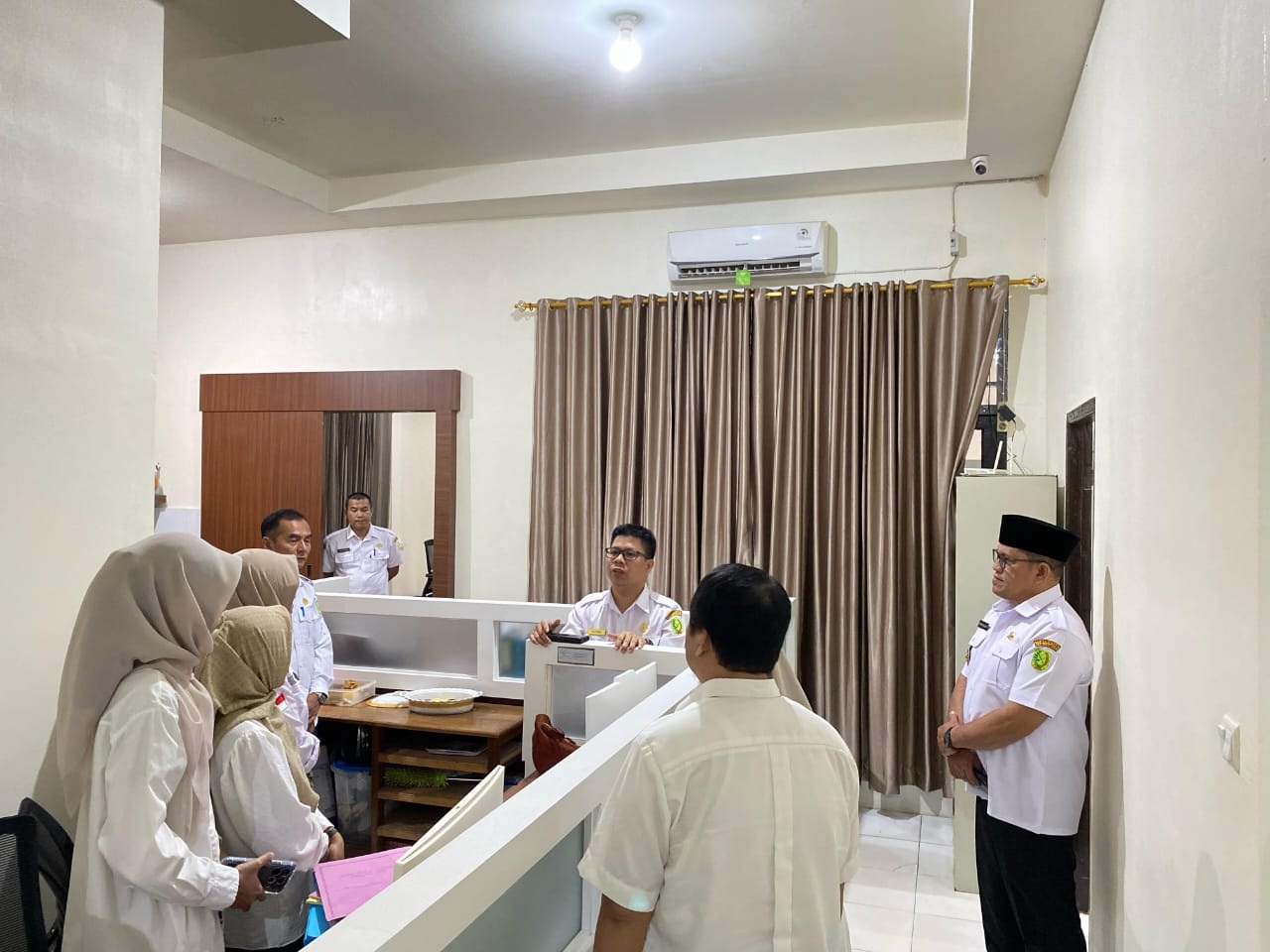 SIDAK:  Bupati, Wakil Bupati, dan Sekda Sambas saat melakukan sidak di hari kedua kerja usai cuti Lebaran.