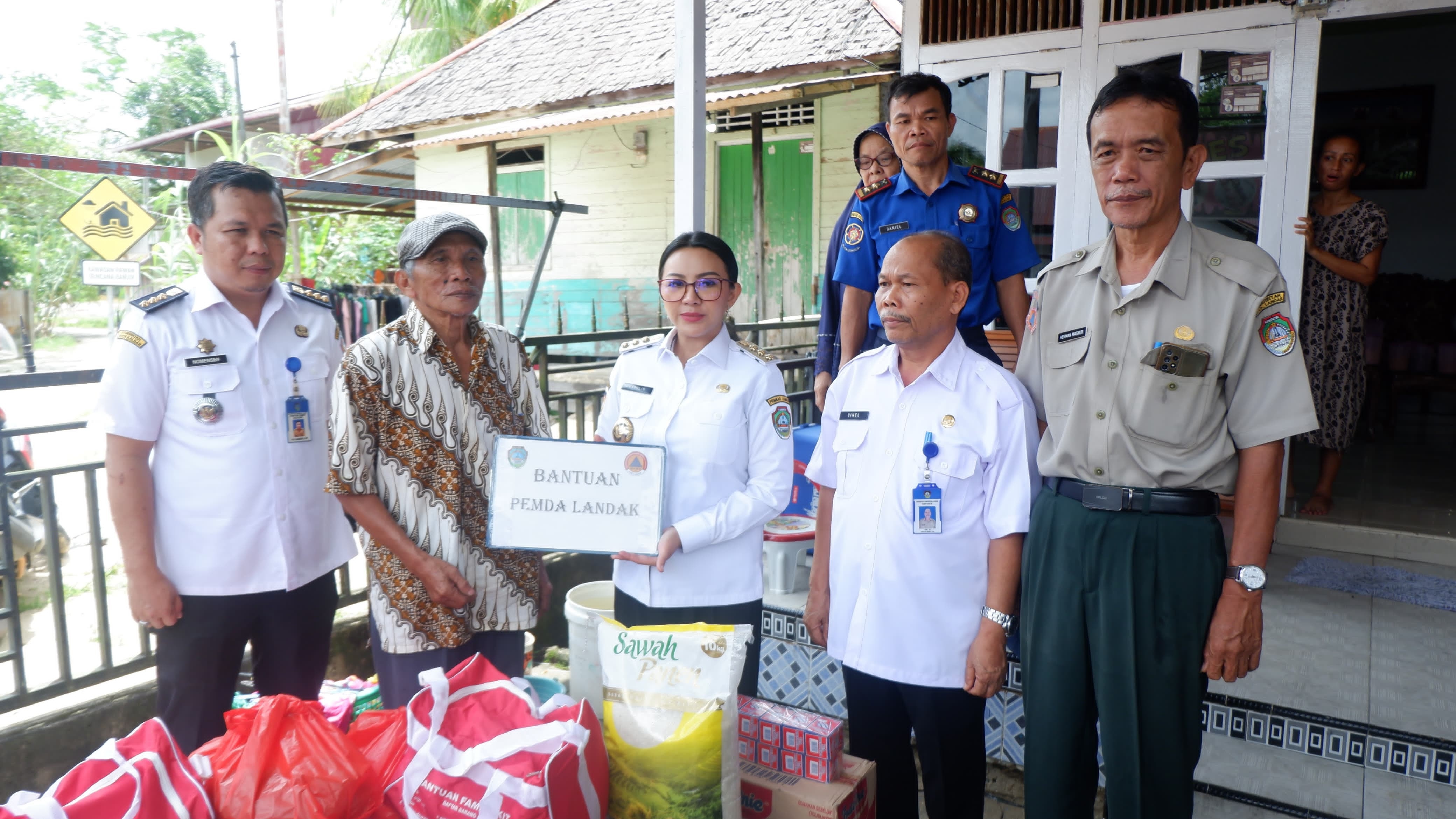 BANTUAN: Bupati Landak Karolin Margret Natasa saat memberikan bantuan korban kebakaran di Dusun Martalaya, Desa Raja, Kecamatan Ngabang.
