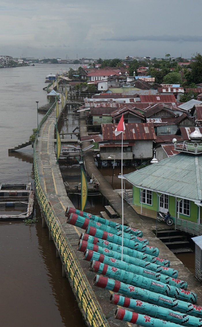 WATERFRONT: Kawasan waterfront di tepian Sungai Kapuas jadi daya tarik untuk berwisata. Namun di beberapa sudut dimanfaatkan oleh gepeng dan gelandangan untuk beristirahat.