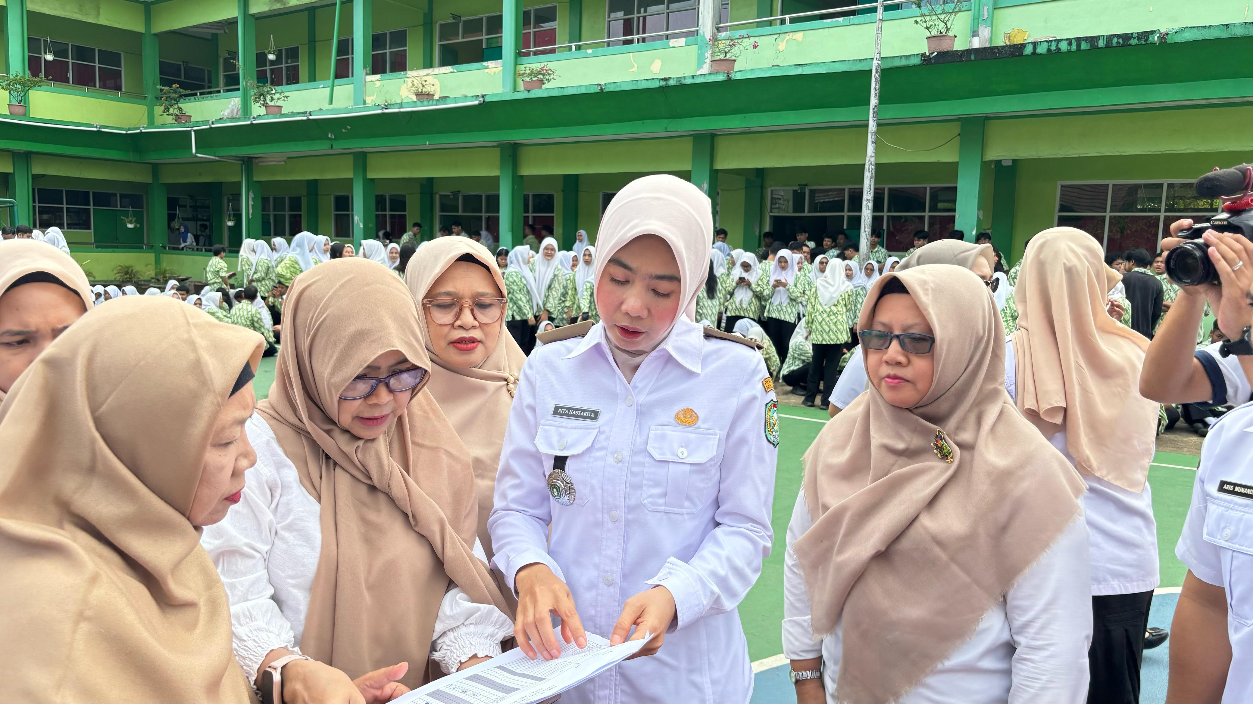 SIDAK: Kepala Disdikbud Kalbar Rita Hastarita saat sidak ke sejumlah SMA di Kota Pontianak, Rabu (9/4)